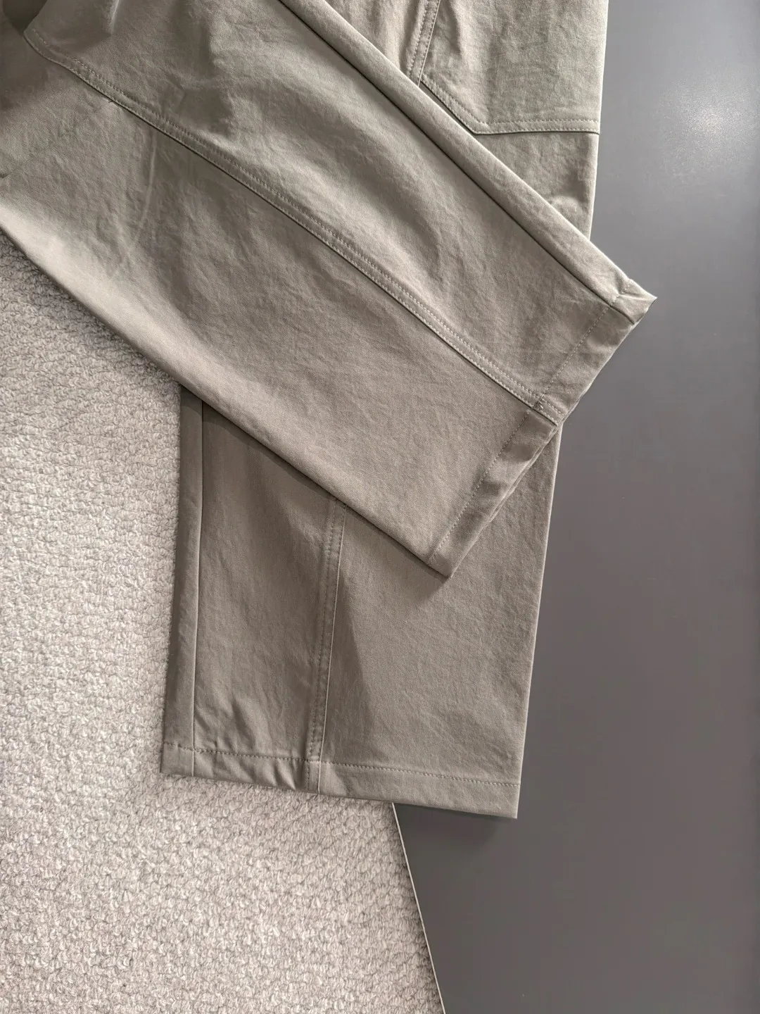 Next day shipment P195 Balenciaga High Quality 2026 Autumn and Winter New Arrival elastic band casual pants, counter-customized fabrics, Breathable, high comfort, impeccable details, brand element design concept, reflecting high quality. It feels delicate and soft! It presents a casual cut and the upper body shape is great! Sizes:S-3XL